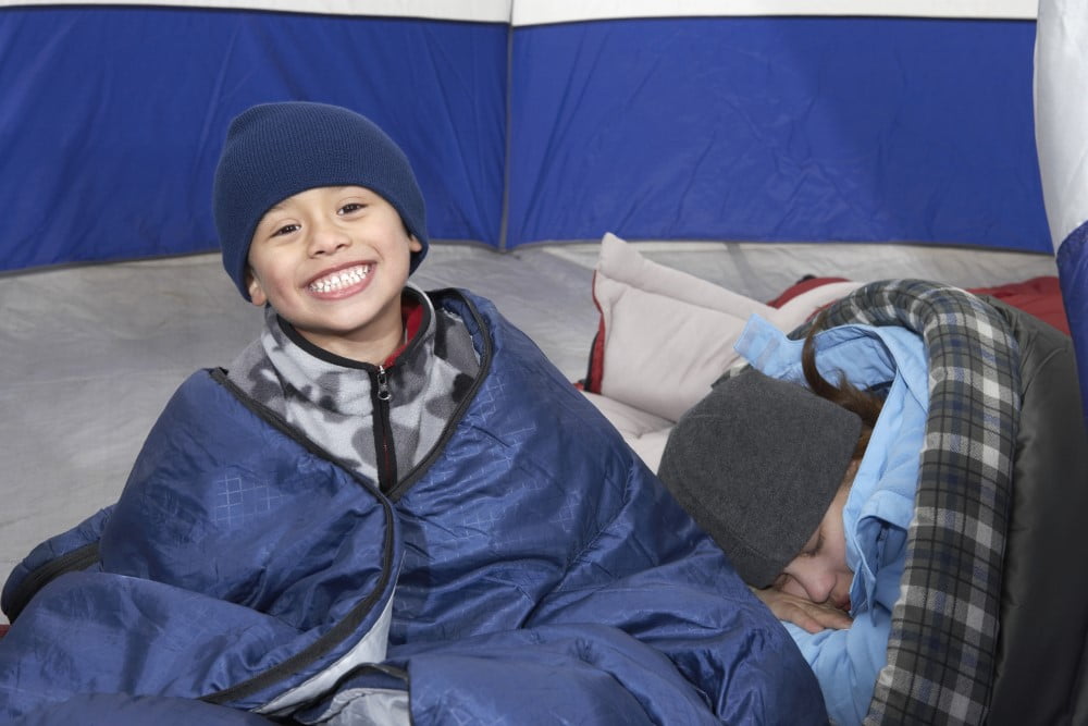 Børn der sover i telt i koldt vejr